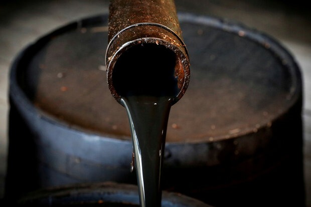 مازاد عرضه یک میلیون بشکه ای نفت مانع رشد قیمت می شود