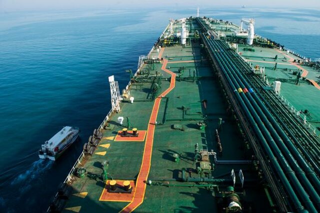 پایگاه آمریکایی بلومبرگ گزارش کرد ده‌ها میلیون بشکه نفت و میعانات ایران آماده ورود فوری به بازار